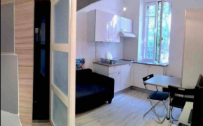 Petit studio bien placé jardin et parking gratuit